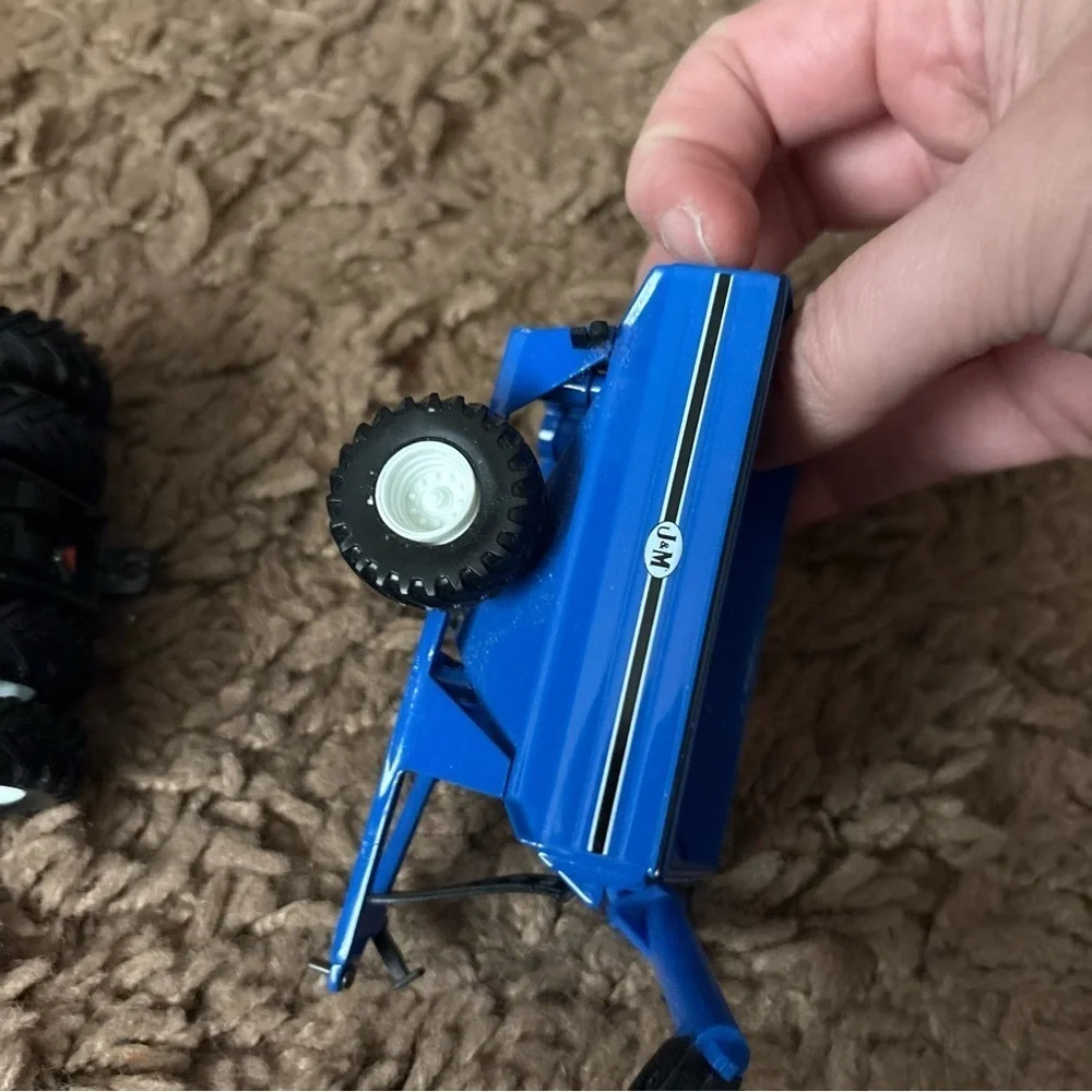 New Holland T9.645 4 wheel drive tractor with grain cart 1/64 Scale Dual Wheel
